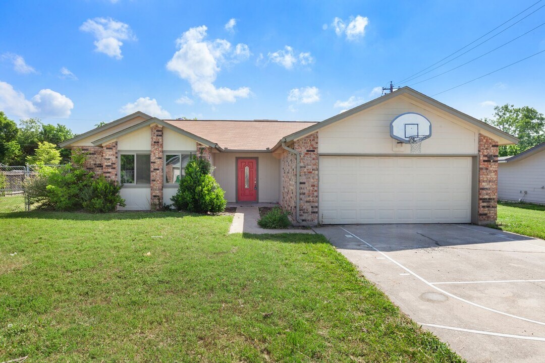 13313 Briar Hollow Dr in Austin, TX - Building Photo