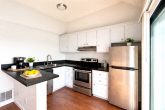 3 Embarcadero W in Oakland, CA - Building Photo - Building Photo