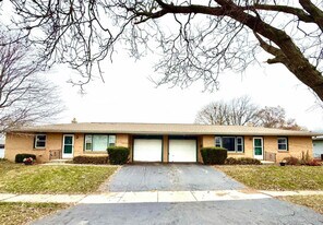 404 Elmwood Dr in Belvidere, IL - Building Photo