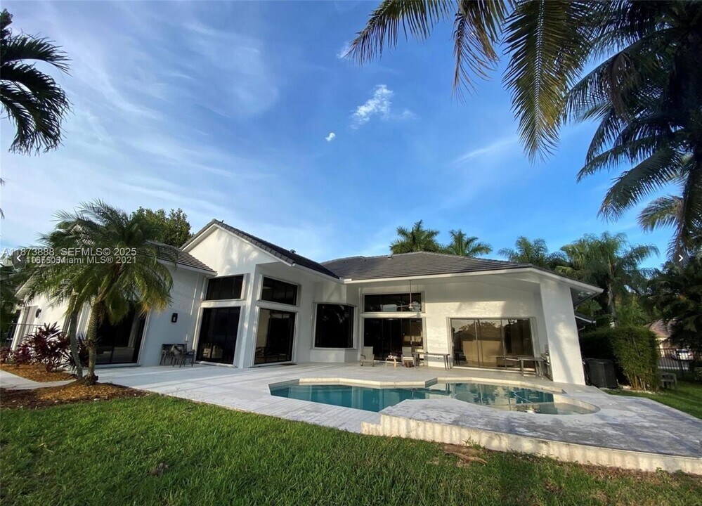 3041 Birkdale Dr in Weston, FL - Building Photo