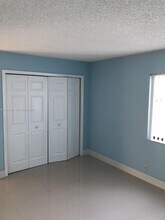 151 Lakeview Dr in Weston, FL - Building Photo - Building Photo