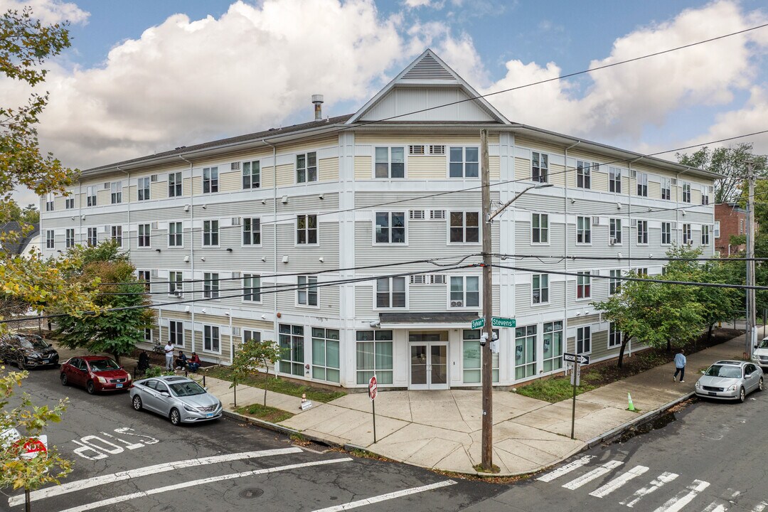 Casa Familia in New Haven, CT - Building Photo