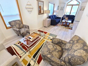 547 NE 27th St in McMinnville, OR - Foto de edificio - Building Photo