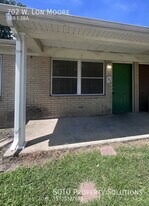 702 Lon Moore St in Charleston, MO - Building Photo
