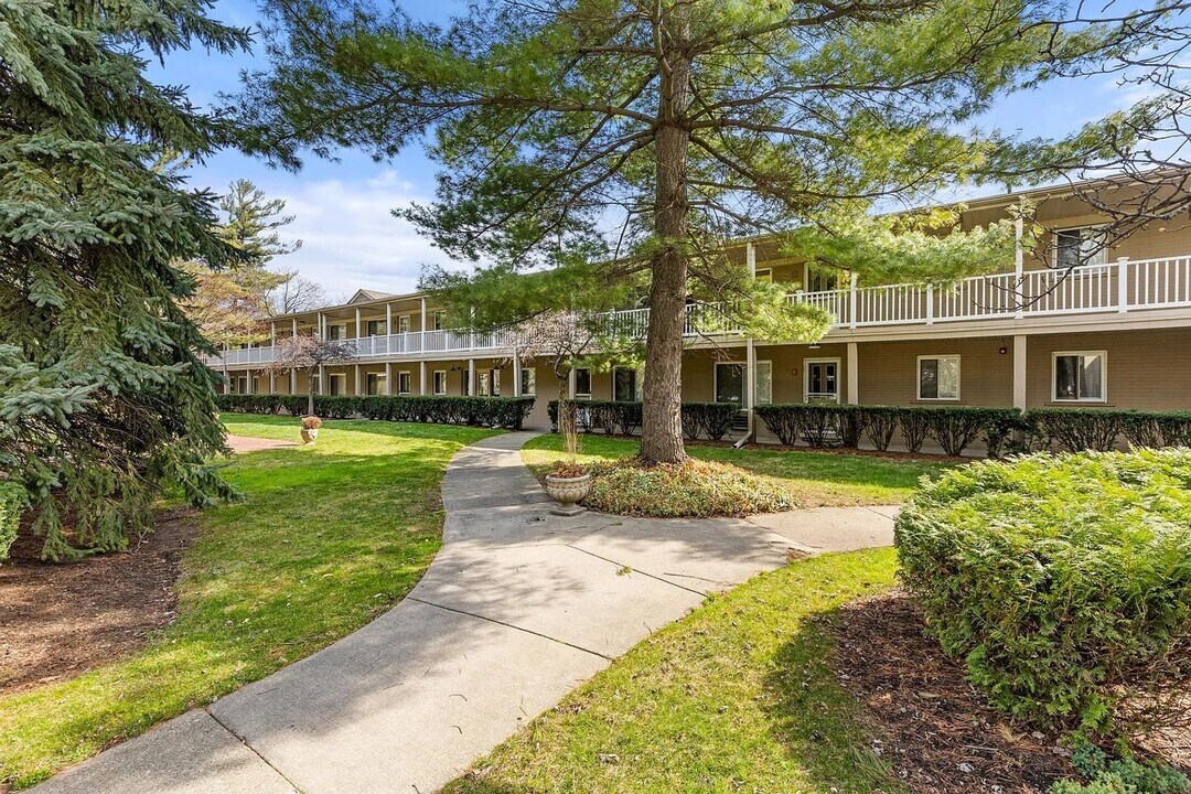 475 S Adams Rd in Birmingham, MI - Building Photo