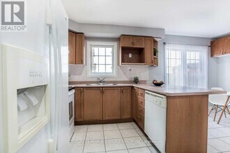 250 Richvale Dr S in Brampton, ON - Building Photo - Building Photo