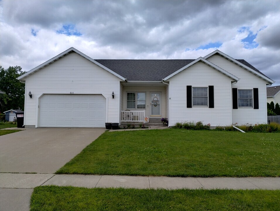 611 8th Ave in Slater, IA - Building Photo