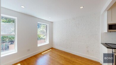 240 W 10th St in New York, NY - Building Photo - Building Photo
