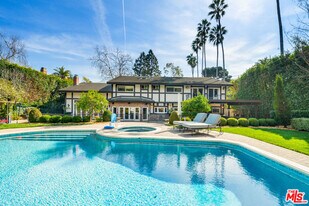 13037 San Vicente Blvd in Los Angeles, CA - Building Photo