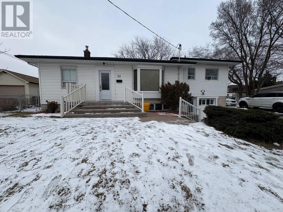 32 Warnsworth St in Toronto, ON - Building Photo