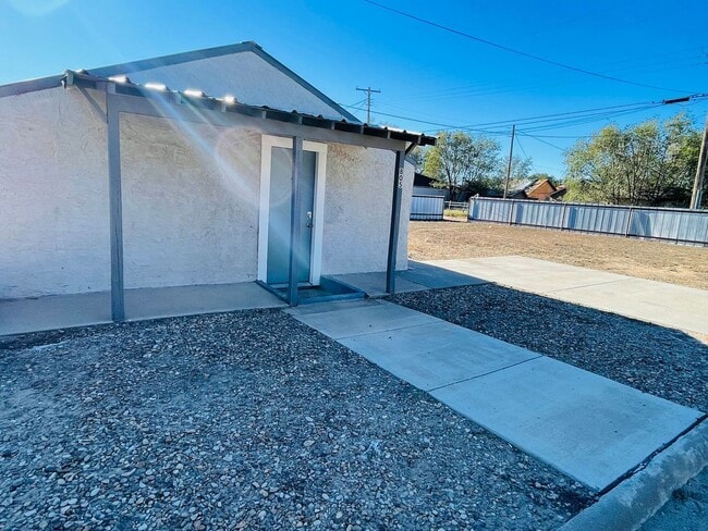 property at 805 W 3rd St