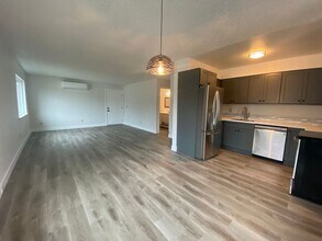 1513 SE Ash St in Portland, OR - Building Photo - Building Photo