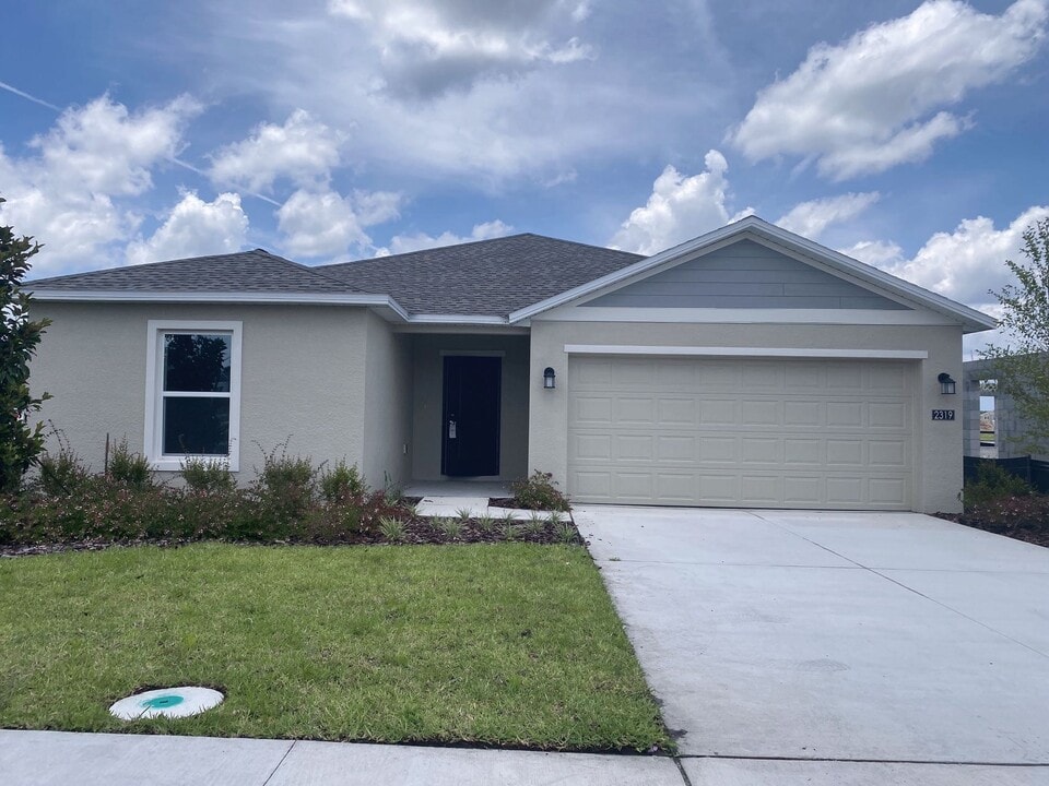 2319 Green Valley St in Daytona Beach, FL - Building Photo