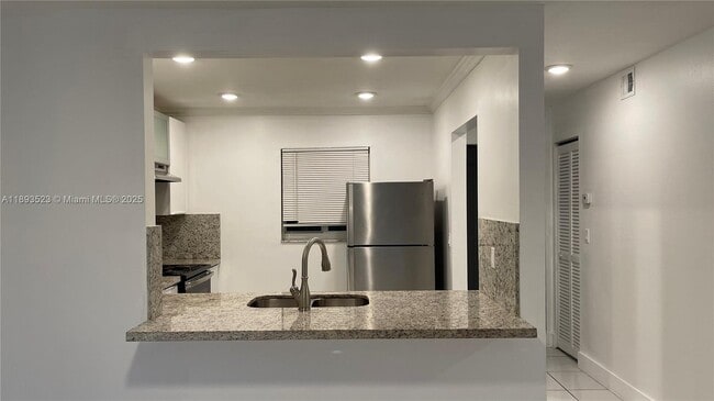 7830 Camino Real in Miami, FL - Building Photo - Building Photo