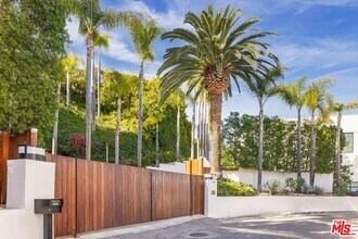 9405 Sierra Mar Pl in Los Angeles, CA - Building Photo - Building Photo