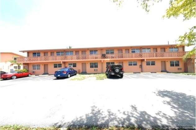 821 NW 7th Ave in Hallandale Beach, FL - Building Photo