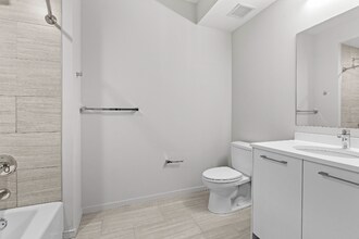 17 E Huron St in Chicago, IL - Foto de edificio - Building Photo