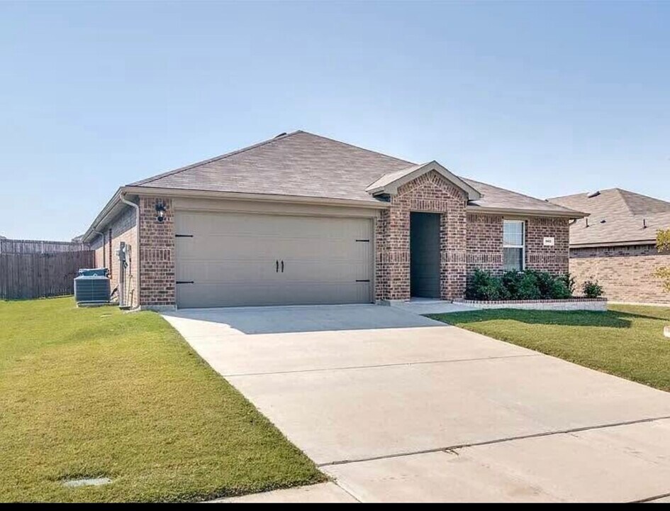 902 Old Bluff Ln in Josephine, TX - Building Photo