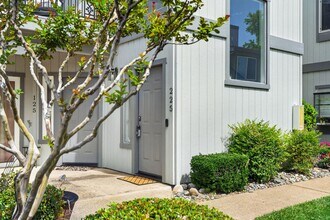 425 Ridgecrest Trail in Redding, CA - Building Photo - Building Photo