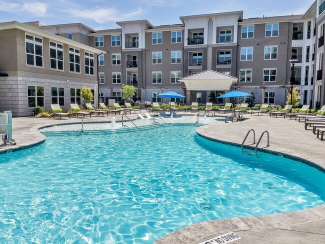 Pointe at Lake CrabTree in Morrisville, NC - Foto de edificio - Building Photo