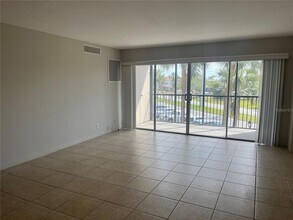 10355 Paradise Blvd, Unit 113 in Treasure Island, FL - Foto de edificio - Building Photo