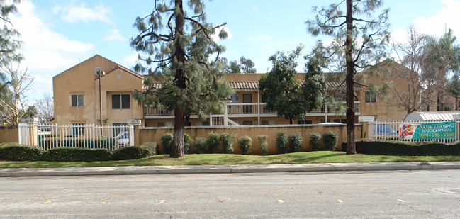 La Verne Senior Apartments in La Verne, CA - Foto de edificio - Building Photo