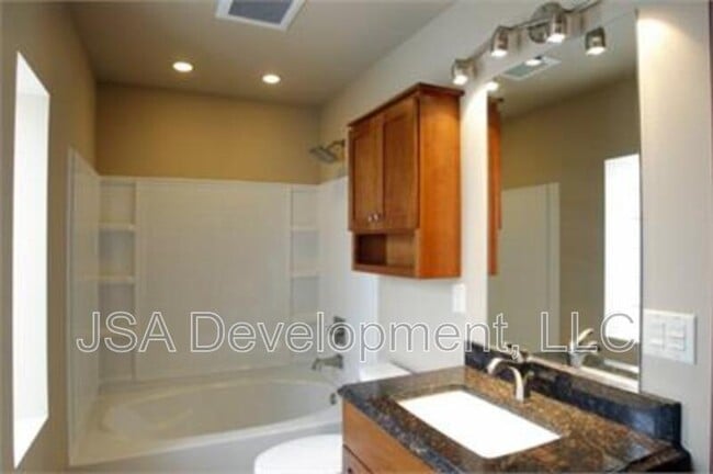 606 Sycamore St in Waterloo, IA - Building Photo - Building Photo