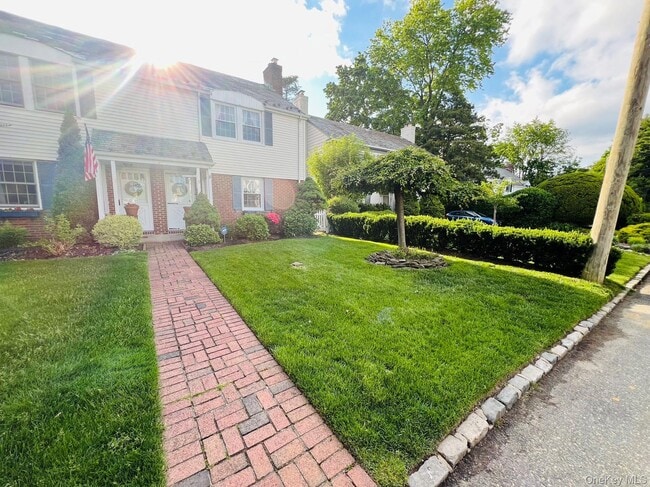 19 Travers St in Manhasset, NY - Building Photo - Building Photo