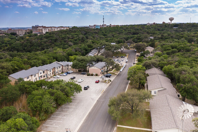 Windmill Townhomes & Duplexes in San Marcos, TX - Foto de edificio - Building Photo