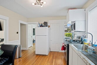 305 Cornell St, Unit #2 in Boston, MA - Foto de edificio - Building Photo