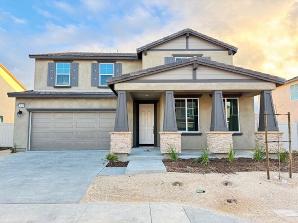 2140 E Jackman St in Lancaster, CA - Building Photo
