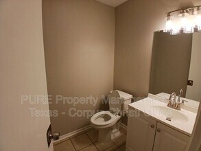 5001 Middlecoff Cir in Corpus Christi, TX - Building Photo - Building Photo