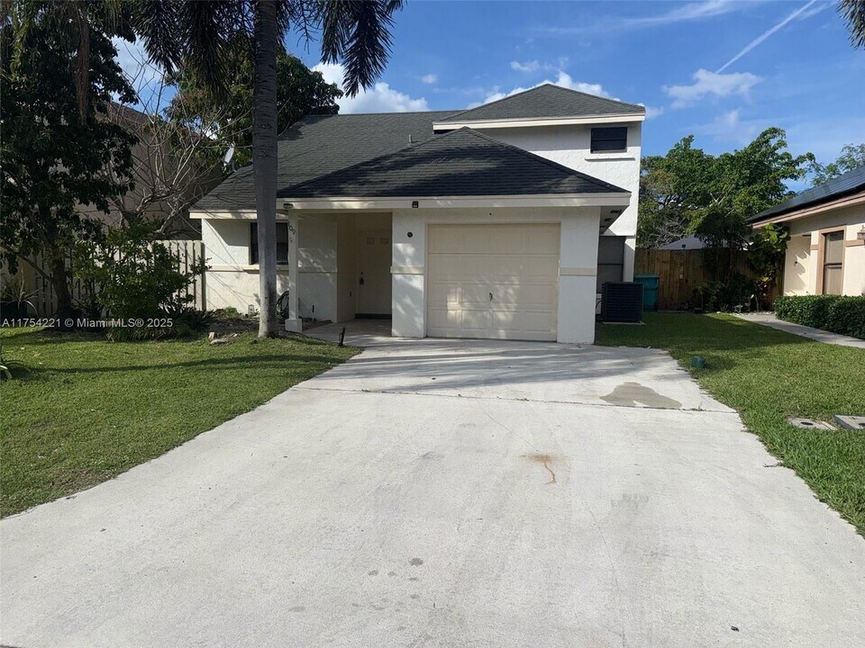 109 Azalea Cir in Boynton Beach, FL - Building Photo