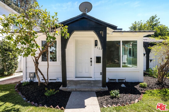 4524 Laurel Canyon Blvd in Valley Village, CA - Building Photo - Building Photo