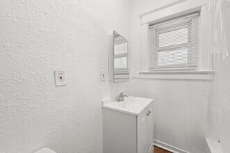 2207 E 24th Ter, Unit B in Kansas City, MO - Foto de edificio - Building Photo