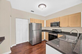 319 SE Kitching Cir in Stuart, FL - Foto de edificio - Building Photo