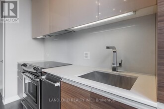 8-608 Gladstone Ave in Toronto, ON - Building Photo - Building Photo