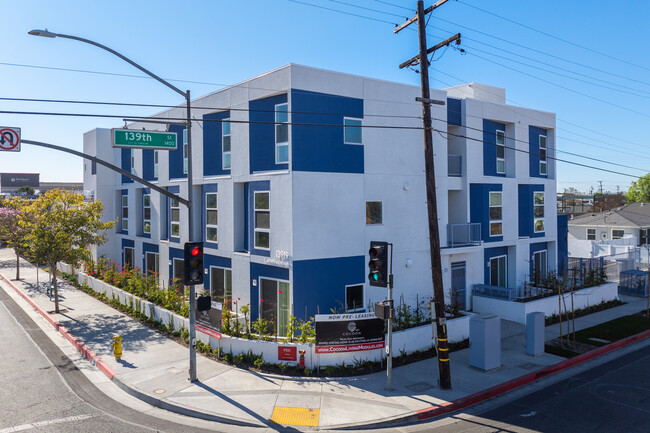 Cocoon 20 in Gardena, CA - Foto de edificio - Building Photo