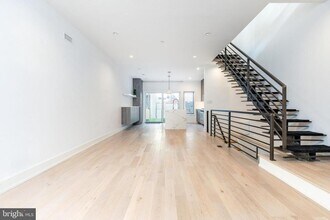 2058 E Susquehanna Ave in Philadelphia, PA - Building Photo - Building Photo