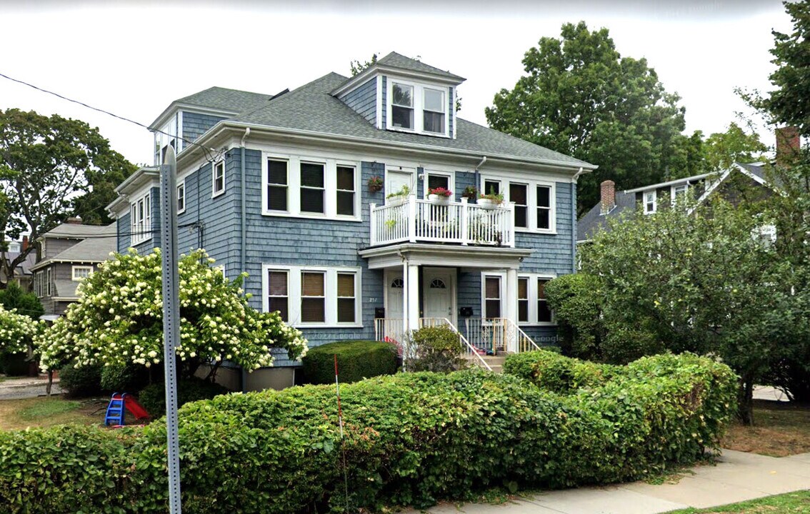 257 Tremont St in Newton, MA - Building Photo