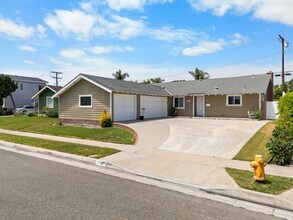 17551 Misty Ln in Huntington Beach, CA - Foto de edificio - Building Photo
