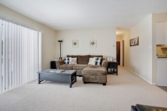 7321 Sandalwood Drive in Tinley Park, IL - Building Photo - Interior Photo