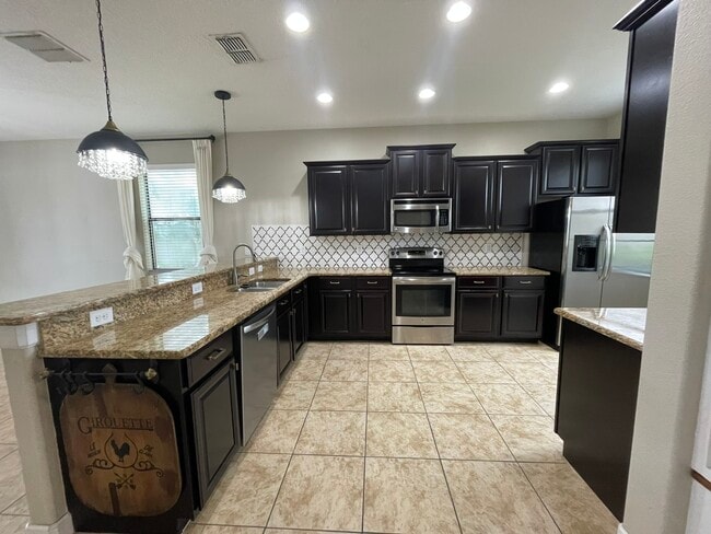 2293 Victoria Dr in Davenport, FL - Foto de edificio - Building Photo