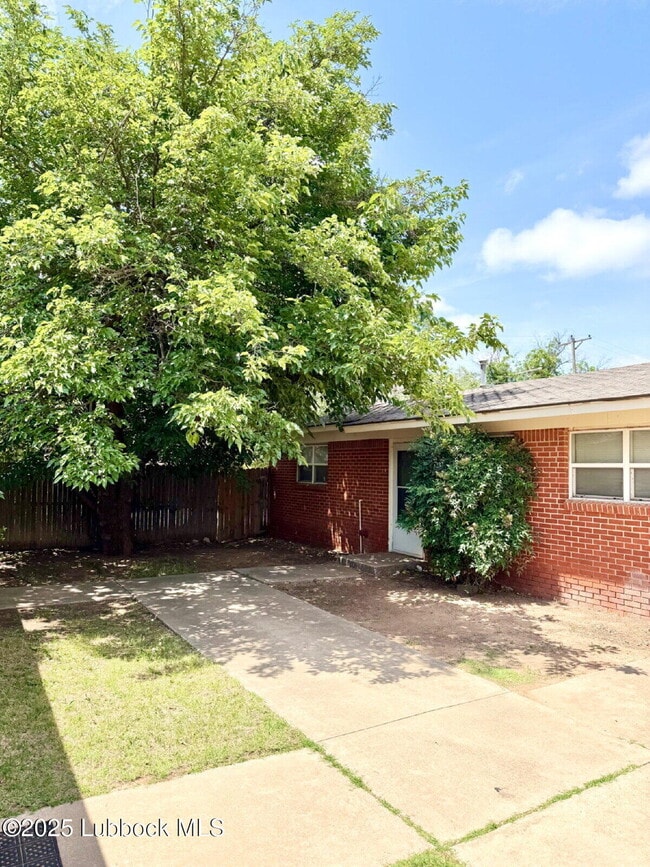 2423 22nd Pl in Lubbock, TX - Building Photo - Building Photo