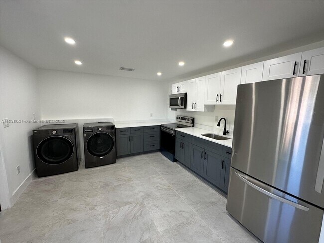 1102 NW 103rd St-Unit -B in Miami, FL - Building Photo - Building Photo