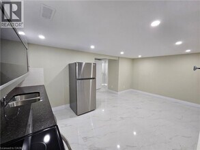 102 Calmcrest Dr in Kitchener, ON - Building Photo - Building Photo