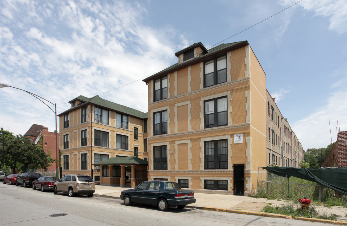 Wolcott Apartments in Chicago, IL - Building Photo