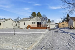 617 5th St SE in East Grand Forks, MN - Building Photo