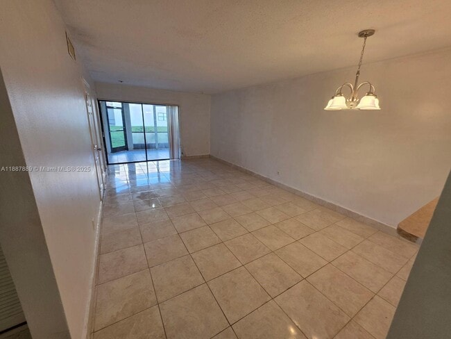 3252 Foxcroft Rd in Miramar, FL - Foto de edificio - Building Photo