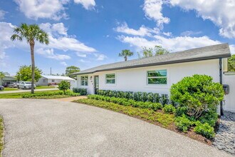 204 W Whitney Dr in Jupiter, FL - Building Photo - Building Photo